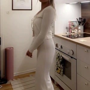 Tre-delat set storlek xs - Knappt använt 3-delat set i storlek xs. Tights, linne och kofta i vit/beige färg. Finns i Farsta alternativt skickas mot fraktkostnad 💕