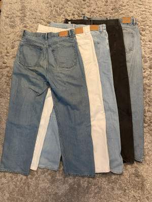Weekday galaxy jeans i storlek 29/32. Skick (från vänster på första bilden): Blå 8/10, Vita 8,5/10, ljusblåaste 8,5/10, svarta 2,5/10, ljusblå 3/10. Vill du ha fler bilder är det bara att skicka ett meddelande så löser jag det! 100 kr för de i sämre skick
