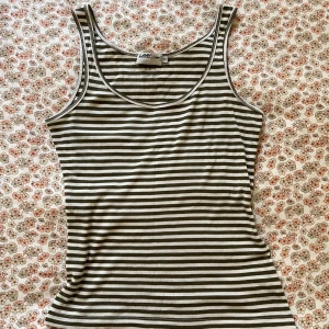 Randigt linne Lee - Superskönt randigt linne från Lee i bra skick, strl XS men skulle säga att den mer är en S-M. Säljer via köp nu🤎