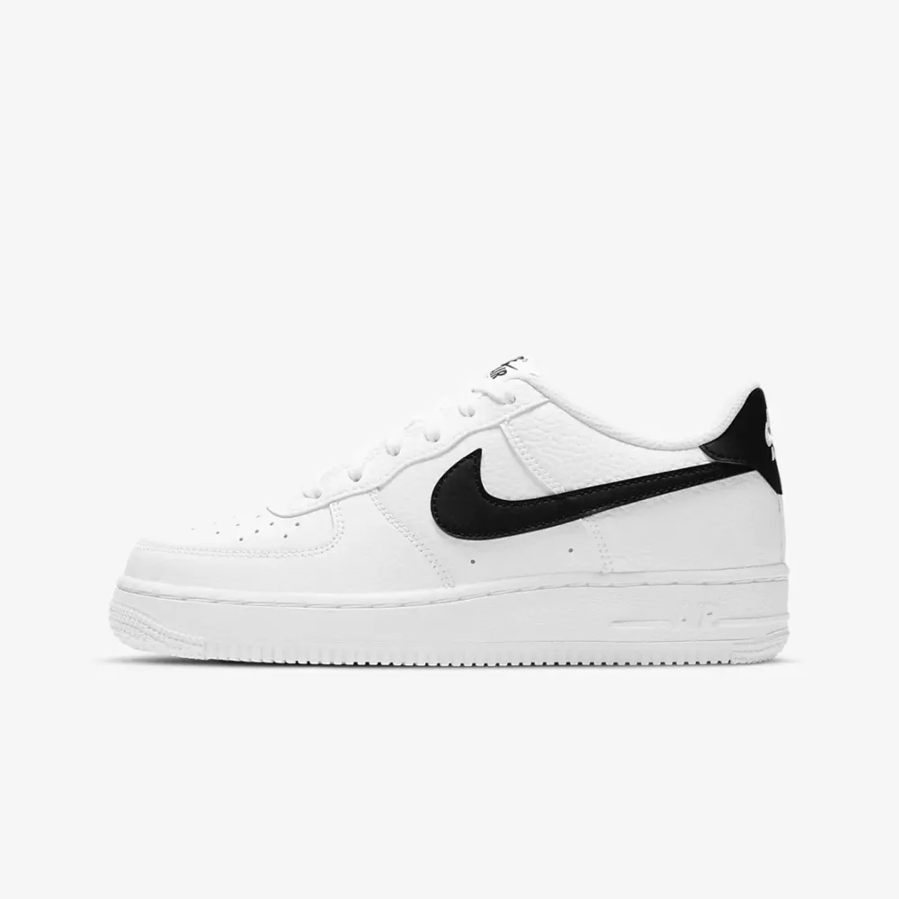 Säljer ett par helt oanvända Nike air force 1cita med svart logga. Som sagt aldrig använda och i storlek 38.5. Fri frakt vid snabb affär. Skor.