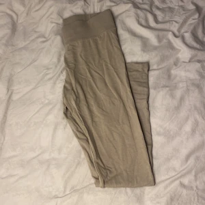Mörkbeiga leggings med hög kant - Vanlig leggings med hög kant. Beiga aldrig använda. Skulle säg mer åt de mörkbeigea hållet