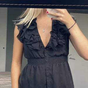 Hm topp - Söt svart hm topp med volanger 