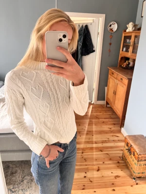 Stickat  - En jätte skön tjock tröja som inte kommer till användning. Storlek 146-152 men passar mig som har xs💕 ” använd ej köp nu”⚠️