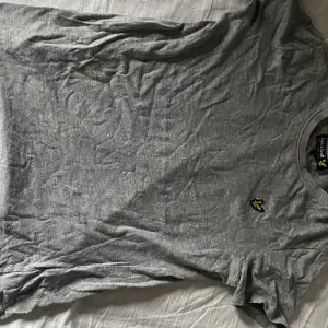 Lyle&scott t-shirts i strl 12/13 (är som xs) Använt några gånger men inga defekter. Köparen står för frakt
