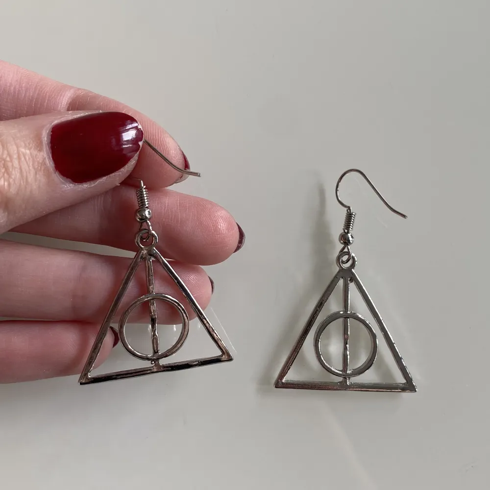 Säljer dessa silvriga Deathly Hallows örhängen! Aldrig använda, i fint skick :). Accessoarer.