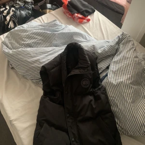 Äkta canada gosse väst  - Hej säljer en äkta canada gosse väst som är tyvärr för liten för mig köpt på carlofcarl för 8 tusen 