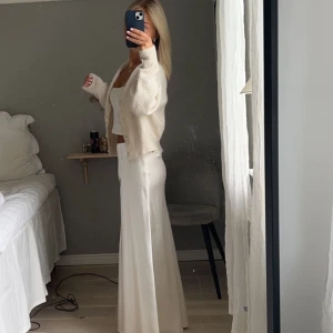 Kofta - Säljer denna finstickade koftan från H&M, Nopprar inte😍 Stl S