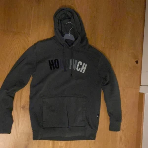 Hoodrich hoodie - ÄKTA. Grå Hoodrich hoodie. Storlek M.  Bra skick. Knappt använd.