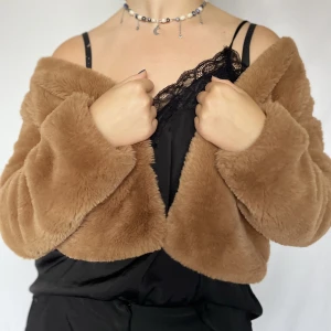 Fluffig jacka - Supermysig fluffig jacka/kofta. Inget tecken på användning 