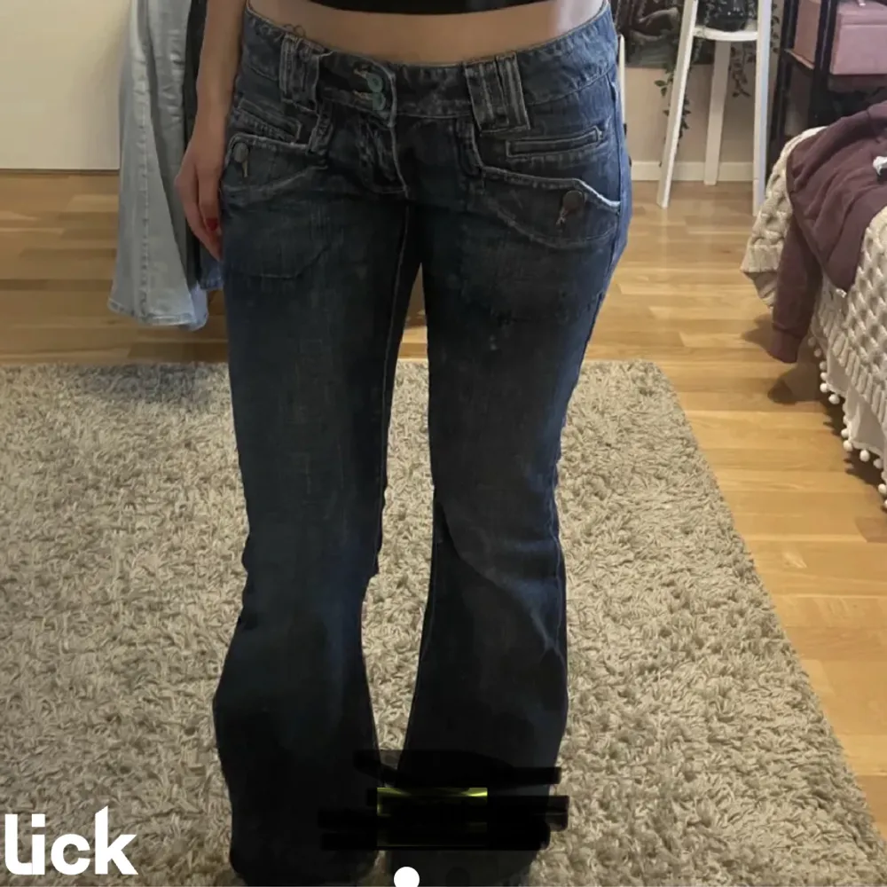 Jätte fina low waist jeans 💕köpta här på Plick men va tyvärr för stora på mig, midjemåttet är 43 cm rakt över 💗. Jeans & Byxor.
