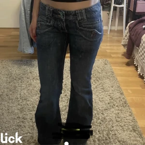 Low waist jeans - Jätte fina low waist jeans 💕köpta här på Plick men va tyvärr för stora på mig, midjemåttet är 43 cm rakt över 💗