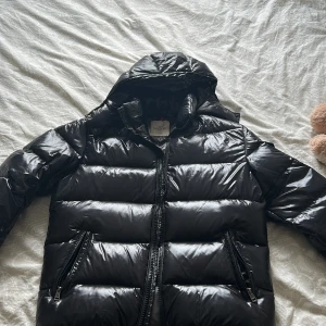 Moncler jacka  - Hej, säljer min pappas helt nya moncler jacka i storlek 4, vilket motsvarar xl. Inga skador på jackan och skicket är 10/10, jackan säljes pågrund av att den var förliten och inte kommer till användning. Kan mötas upp i Malmö eller posta jackan. Bud 3500+