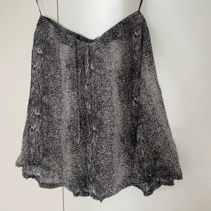 Kjol - Mönstrad kjol från JUST Female som även går att använda som topp! Så fint material och med band i midjan som går att spänna åt! Använd fåtal gånger☺️ strl XL men skulle säga att det passar allt från S-XL!  (Frakt tillkommer!)