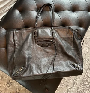 Balenciaga Papier Tote - Balenciaga Papier Tote superfint skick. Perfekt skolväska. Äkta! Kvitto ingår. 