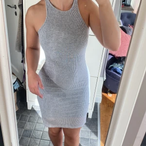 Ljusgrå ribbad klänning  - Ljusgrå ribbad lång klänning. Dubbel tyg och ej genomskinlig, mjuk, stretchig och otroligt bekväm. Jag bär en xs men den är stor i storleken 
