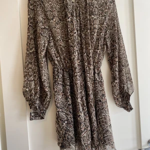 Klänning/tunika - Fin klänning från Zara. Helt oanvänd. Perfekt för hösten. 