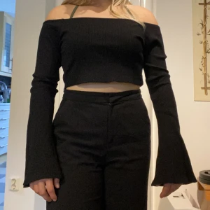 Offsholder topp - Offsholder topp med vida ärmar i storlek M