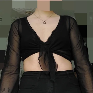 Black mesh tie front top - Svart mech-top från monki. Går att knyta och har långa vida ärmar. Använd enstaka gång!  Nypris: 180kr  Tvättas i 40°🌻
