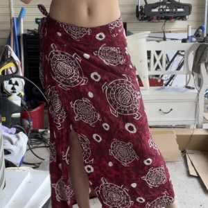 Lågmidjad omlottkjol - Så fin och unik kjol från 70-talet. Lågmidjad omlottkjol som går ner till hälarna på mig som är 175. 