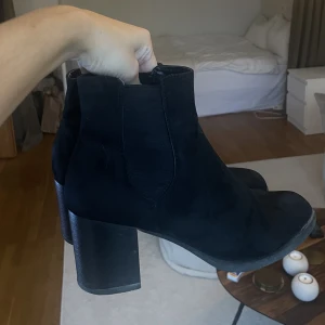 Stövlett - Stövletter i mockaimitation. Använt skick.