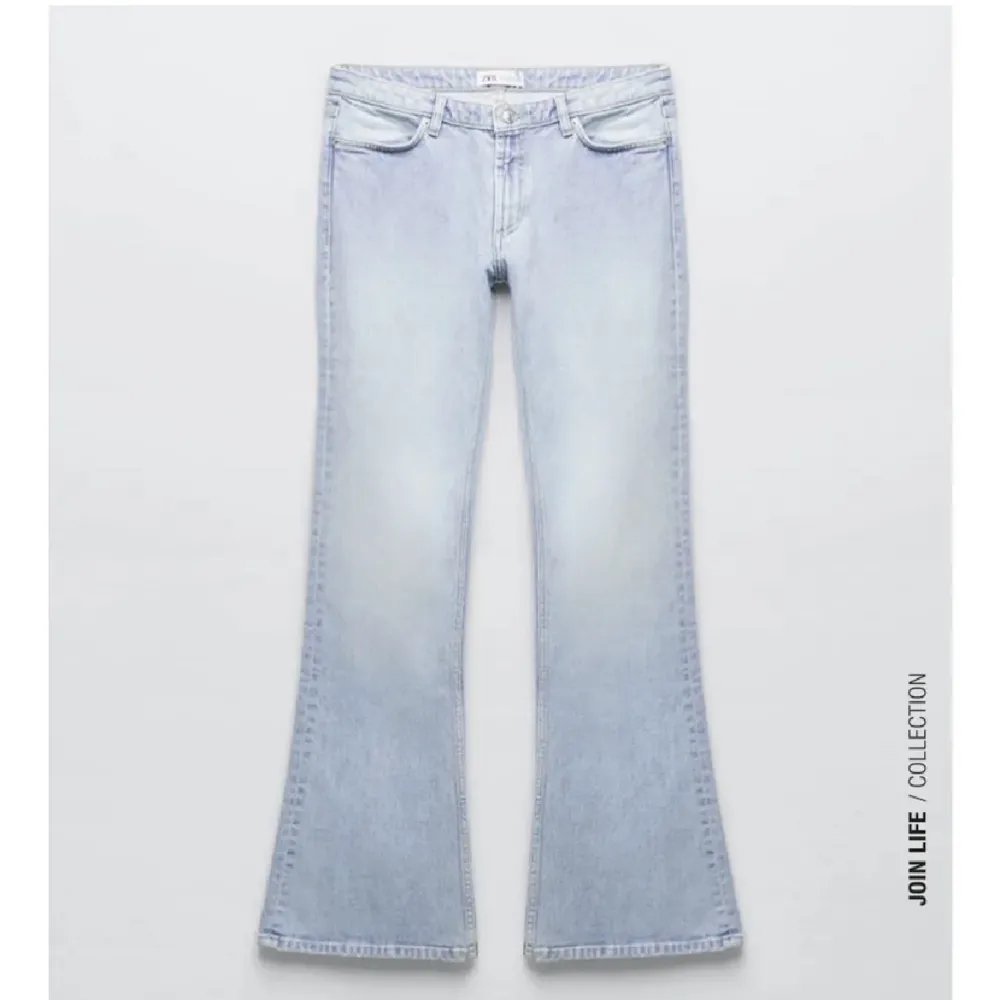 Säljer dessa populära lågmidjade jeansen ifrån Zara i strl 34 då de inte kommer till användning längre. Bra skick! Passar mig som är 170 och vanligtvis har 34-36 i zaras jeans🫶. Jeans & Byxor.