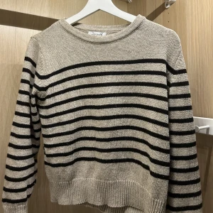 Stickad - Jättefin stickad tröja från Design By Si som knappt är använd⭐️ köparen står för frakt!