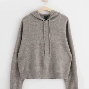 Stickad hoodie  - Så söt stickad hoodie ifrån Lindex! Och den är slutsåld. Andvänd köp nu om ni vill köpa ❣️