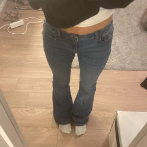 jeans  - ett par jeans jag köpte här på plick men som inte kommer till användning. står ingen storlek men skulle säga runt xs