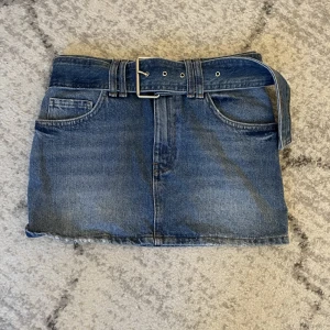 Kjol med bälte  - Aldrig använd!🩵