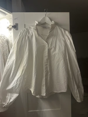 Blus  - Säljer min blus från &other stories💕 super söt och nästan aldrig använd så i ge defekter, nypris var ungefär 700-800 så säljer för bra pris! 💕💕jag brukar även ha storlek s
