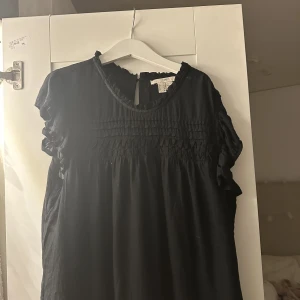 Svart blus  - Svart blus från esprit, inga tecken på användning💕