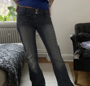 Jeans - Jättesnygga jeans om tyvärr var lite för korta! Köpta här på Plick❤️❤️❤️ innerbenslängd typ 74/75 cm