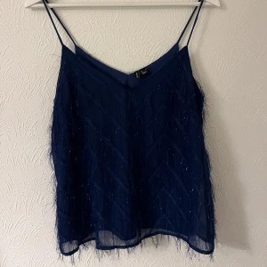 Snygg festtopp  - Ett snyggt festligt mörkblått linne från Vero Moda! Denna har aldrig kommit till användning då den ej passar mig🙌kan sänka pris till 100kr vid snabb affär! Skriv för frågor