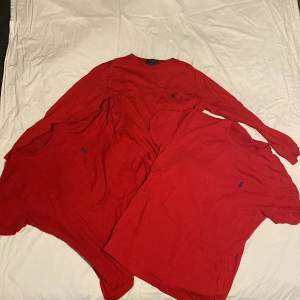 2 st röda t-shirts i storlek 170. En lång-ärmad polo Ralph lauren sweatshirt. Paket pris 450kr. 2 t-shirts 325. Sweatshirt 175. T-shirt St.170. Sweatshirt St.10-12