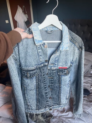 Jeansjacka med tryck - Köpt på beyond retro för några år sedan. Har aldrig sett någon liknande jacka så tror det är någon från 80-90 talet modell. Skit cool!! Och super skick! Köpt för 1299kr❤️