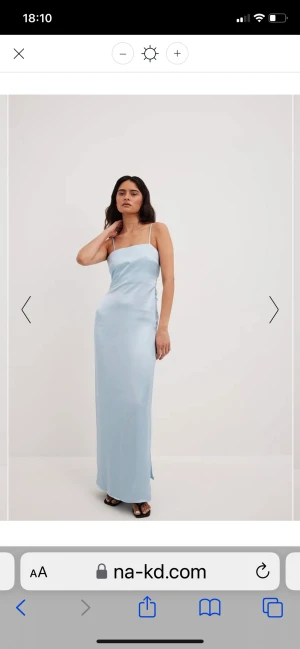 Söker i stl 34 - Söker denna klänning från Na-Kd x Cloe Schuterman