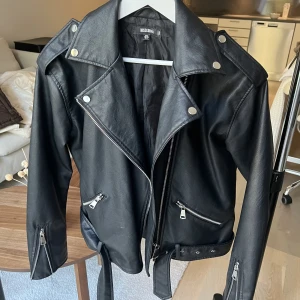Skinn jacka  - Oversized modell, skinnimitation. Andvänd sparsamt därav fint skick. Nypris 499kr💞 köparen står för frakt