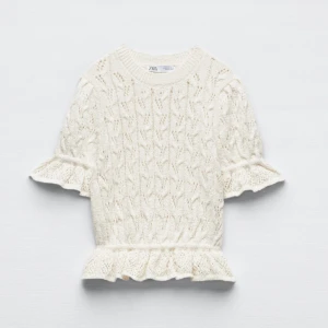 STICKAD ZARA TOPP!! - En stickad zara topp, säljs inte längre, köpt för ca 300.  Kan diskutera pris