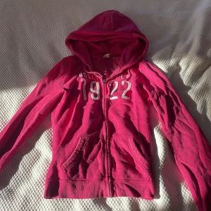 hollister hoodie - skitsnygg hoodie som jag säljer sör att den inte är min stil längre!