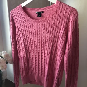 Rosa stickad tröja - Varan är köpt som second hand och är då använd, är dock inte trasig och är utan defekter. Säljer då jag inte har fått så mycket användning för den.