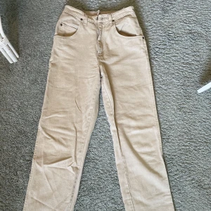 Wrangler jeans - Beige straight leg högmidjade jeans.⭐️