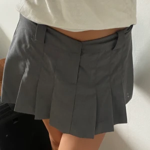 Grå kjol - Fin kjol från Gina tricot, aldrig använd med lappar kvar! Nypris var 359 kr o priset kan diskuteras 🤍