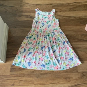 Klänning  - Fjärils klänning!🦋 Står ej för frakten🐥 Köpt är köpt❤️