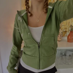 Vintage Nike hoodie - ACG Nike hoodie med fint mönster på axeln. Bra skick