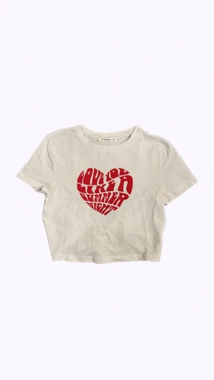 Vit crop top/ baby tee med röd tryck - Vit crop top med röd tryck från Terranova, size S, aldrig använd.