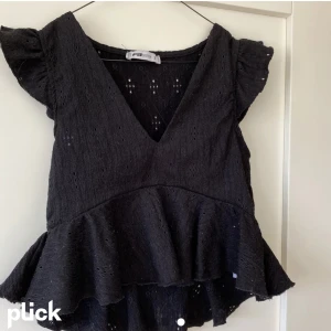 Volangtopp New yorker - Så snygg v ringad volangtopp från newyorker! Nyskick och jätteskönt tyg