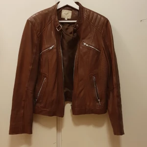 Skinnjacka - Lite använd, inga fel. Medium, höftlång. Lite fodrad så passar höst/vår