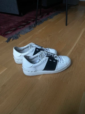 Valentino skor - Köpta våren 2022 på resellsida. Använts flitigt så blivit slitna, står just nu bara i garderoben så hoppas någon annan kan få lite nytta av dem. Lagt i egna sulor.Tvättas såklart innan de skickas✨