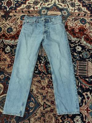 Tjena! Säljer dessa relaxed weekday jeans, de sitter rikti fint och färgen är riktigt nice! Storleken är 28/30 och modellen heter ”Space”.