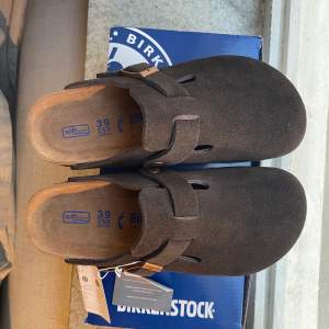 Säljer ett par helt oanvända Birkenstock Boston Suede i storlek 39. Nypris är 1715 kr. De är i färgen Mocha och jag både frakta dem eller mötas upp!